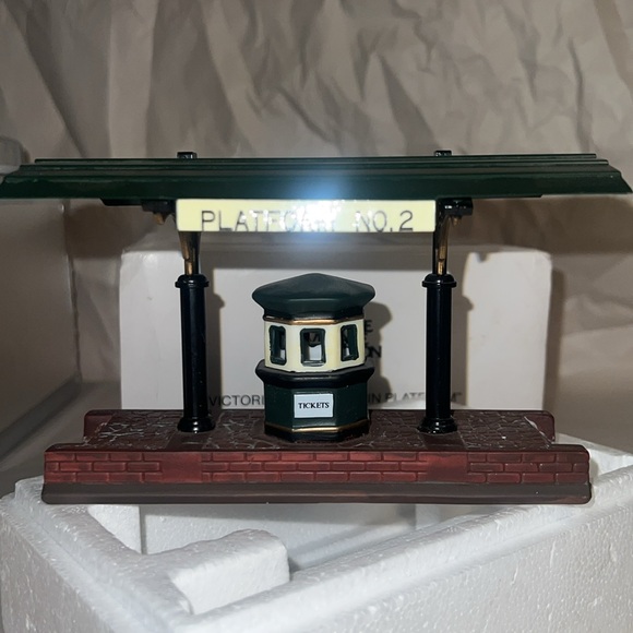 Department 56 / Heritage Village Collection /Victoria Station Train Platform - Picture 6 of 11